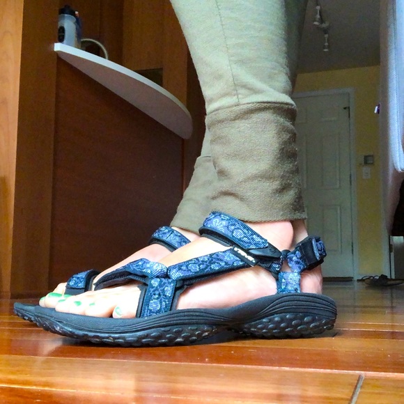 Teva Hurricane Sandals with Blue Hibiscus Straps - Picture 4 of 14